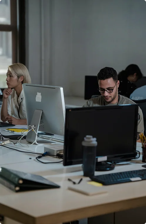Zespół agencji marketingowej przy pracy